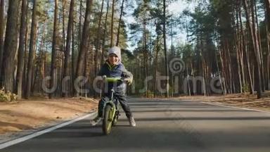 一个小男孩骑着<strong>平衡车</strong>，关门