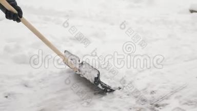 特写少女拿着铲子在后院铲雪。