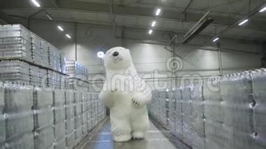 巨型木偶北极熊快乐地穿过一个啤酒仓库的领土，在大量的啤酒箱中。