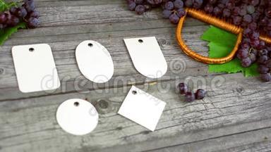 葡萄美酒，老式乡村木桌上的叶子。 中间的一组不同的纸标签模板