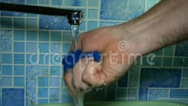 在卫生间或厨房用自来水冲洗碗碟的人工洗手及冲洗抹布
