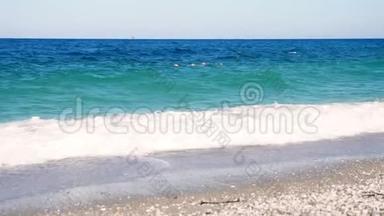 碧蓝的海<strong>水中</strong>，两个人在游泳。 夏天炎热的晴天。 柔软的海浪在海上，在海滩上。 <strong>波浪波浪波浪波浪</strong>浪