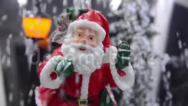 在雪地里的圣诞老人。 装饰玩具。 圣诞装饰品，特写.. 寒假。 市场上的雪球圣诞老人。 新