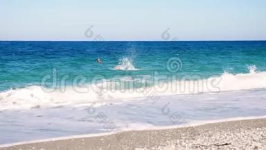 碧蓝<strong>的</strong>海水中，两个人在游泳。 <strong>夏天炎热的</strong>晴天。 柔软<strong>的</strong>海浪在海上，在海滩上。 波浪波浪波浪波浪浪
