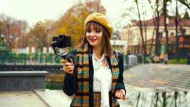 美丽的女孩旅行vlogger现场直播来自城市公园