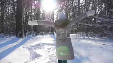 镜头跟随着无法辨认的女孩在雪林中奔跑。 快乐的女人享受冬天的时光和自由