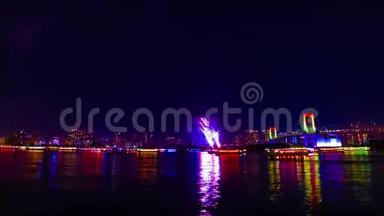 东京市区彩虹桥附近烟火的夜间时间