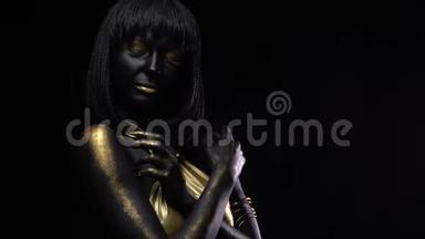 一个有着黑色和金色的<strong>化妆</strong>和有爪子的身体艺术的女人<strong>正在</strong>摆姿势
