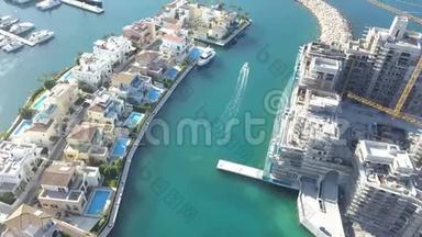 塞浦路斯利马索尔小摩托艇和<strong>碧蓝</strong>大海的鸟瞰图