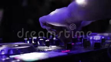 DJ音响控制台，用于在迪斯科<strong>俱乐部</strong>混合<strong>舞蹈</strong>音乐和笔记本电脑。