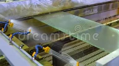 传送带用于生产窗玻璃。 工业设备。 钢化玻璃的工艺.. 加热和加热机器