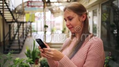 互联网和社交网络。 一位年轻漂亮的金发女郎在购物亭的社交网络上交流