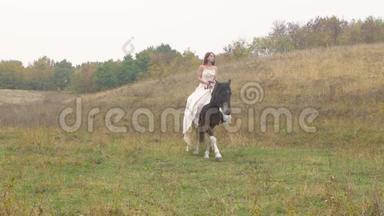 穿着邋遢衣服的红发女孩骑着马在田野上