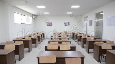 一所经典学校的空教室。 教室。 带着黑板上课学习课程。 回学校去。 小学