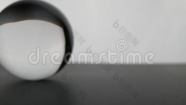 水晶玻璃球球透明滚动在灰色梯度背景上。