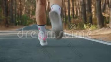 后景：女孩在松林中沿着马路奔跑