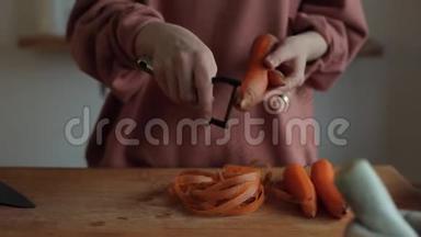 一个女孩用<strong>一把</strong>特殊的刀子在厨房的台面上用<strong>一把</strong>平底锅剥了一根胡萝卜的手