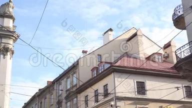 蓝天背景下美丽的房屋建筑屋顶。 乌克兰古城利沃夫，建筑