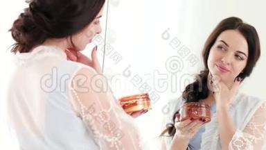 为年轻女士提供专业的日常护肤霜，女士拿着橙色的奶油罐