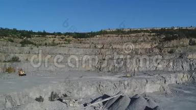 砂桩和破碎设备采石场的俯视图，用于花岗岩和建筑材料的<strong>开采</strong>