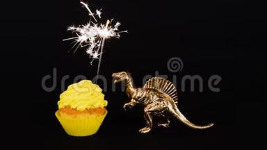 金色恐龙和<strong>闪闪</strong>发光的亮黄色纸杯蛋糕隔离在黑色背景。 生日快乐。 高清<strong>视频</strong>。