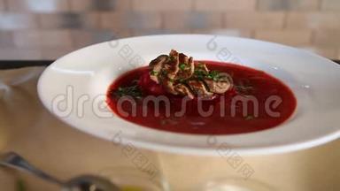罗宋汤。甜菜根汤罗宋汤洒上切碎的蔬菜。