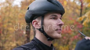 <strong>运动</strong>的年轻自行车<strong>运动</strong>员戴着黑色头盔，在骑自行车锻炼前戴上<strong>运动</strong>眼镜。 <strong>更</strong>近的视野。 骑自行车的火车