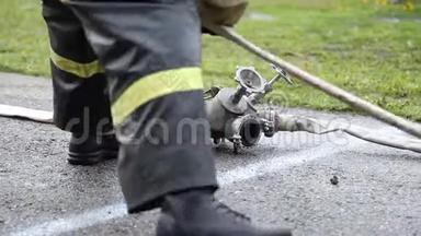 关闭消防人员连接消防水管并拧开阀门