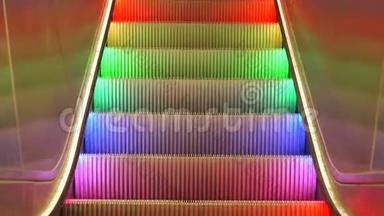 自动扶梯多色LED彩虹灯下来没有人。 瑞典斯德哥尔摩的地铁站。