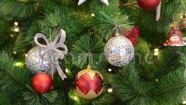 家里装饰的圣诞树。 圣诞节常绿树枝上五颜六色的装饰和<strong>点燃</strong>的弦灯。 彩色圣诞或