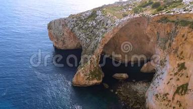 马耳他的蓝色石窟是岛上著名的<strong>地标</strong>