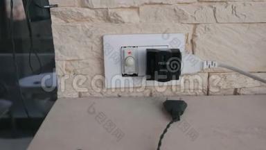 相机靠近电源插头，多个插座在家里更快，的石头砖墙-欧洲插座