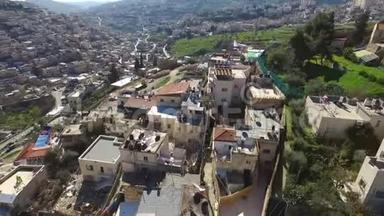 空中飞耶路撒冷小巷、村庄和旧城到圣殿山西墙