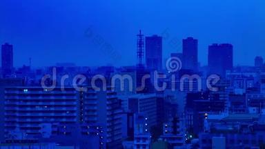 东京市区街道黎明时分，高角度长镜头倾斜
