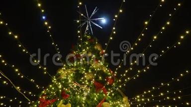 在市中心晚上装饰圣诞树。 圣诞节常绿树枝上五颜六色的装饰和<strong>点燃</strong>的弦灯。 公司