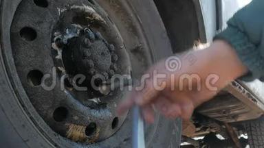 一名机械师<strong>正在</strong>用扳手<strong>修理</strong>汽车车轮。