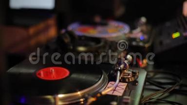 DJ在俱乐部聚会上播放唱片电子音乐.