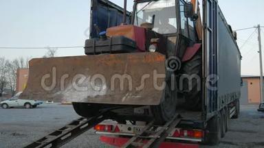 拖拉机挖掘机投入一个长卡车平台