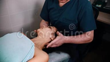 按摩疗法-医生给病人做一个放松的颈部按摩