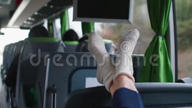 穿着白色袜子在公共交通旅游<strong>巴士</strong>上<strong>旅行</strong>的腿。