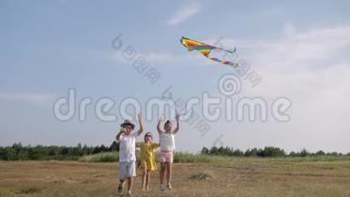 <strong>暑假</strong>期间，<strong>孩子</strong>们带着风筝，小伙伴在草地上玩耍和玩耍，快乐的概念