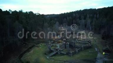 在Tervette自然公园的木制城堡、<strong>森林</strong>和河流Terve的鸟瞰图。