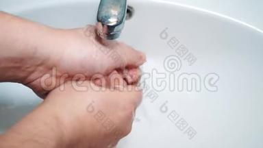 男人在浴室里用水缓慢地洗手
