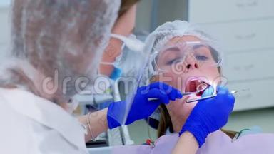 <strong>口腔诊所</strong>牙科预防检查中妇女的肖像。