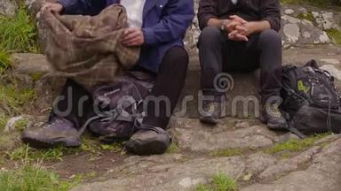 两名徒步旅行者休息，苏格兰高地森林，英国