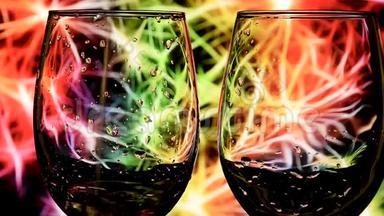 在五颜六色的背景下，将白葡萄酒从瓶子中缓慢地倒入杯中，葡萄酒的美丽库存镜头