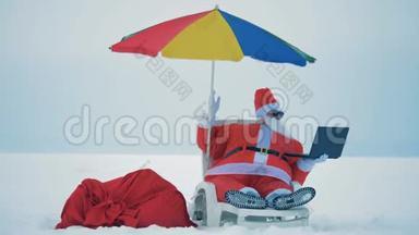 带着圣诞老人坐在一张躺椅上做一个<strong>视频</strong>游戏的<strong>雪景</strong>