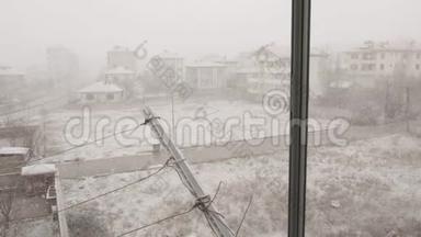 从房子的阳台可以看到<strong>降雪</strong>和<strong>降雪</strong>