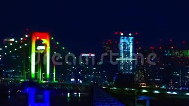 东京市区一座微型彩虹桥的夜间时间推移，受到猛烈的抨击