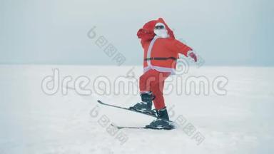滑雪板上的圣诞老人正迎风而走
